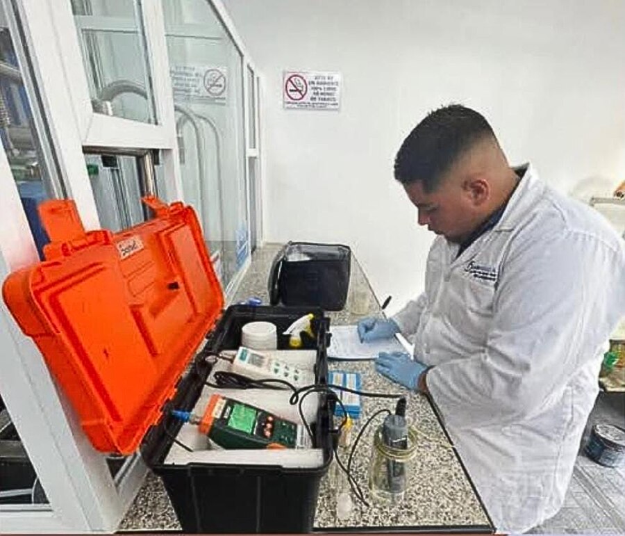 Análisis de agua en campo con equipo portátil